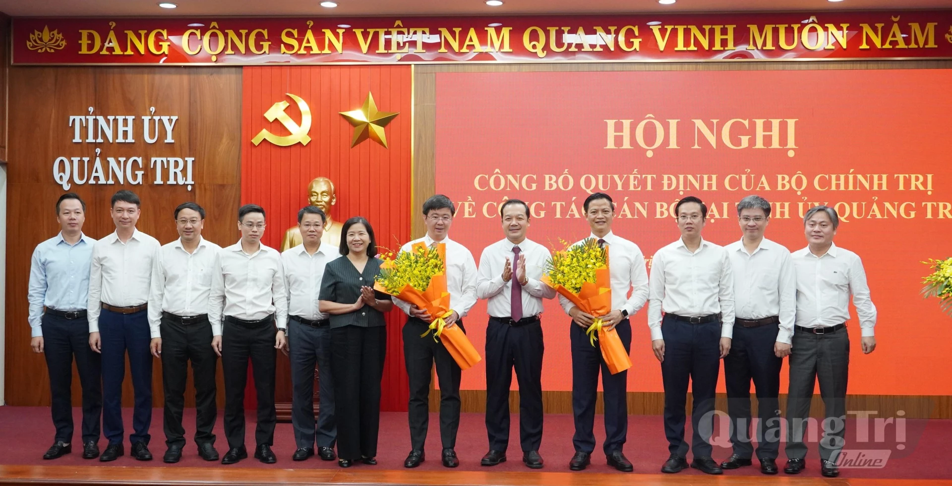Lãnh đạo Bộ Khoa học và Công nghệ tặng hoa chúc mừng - Ảnh: Q.V