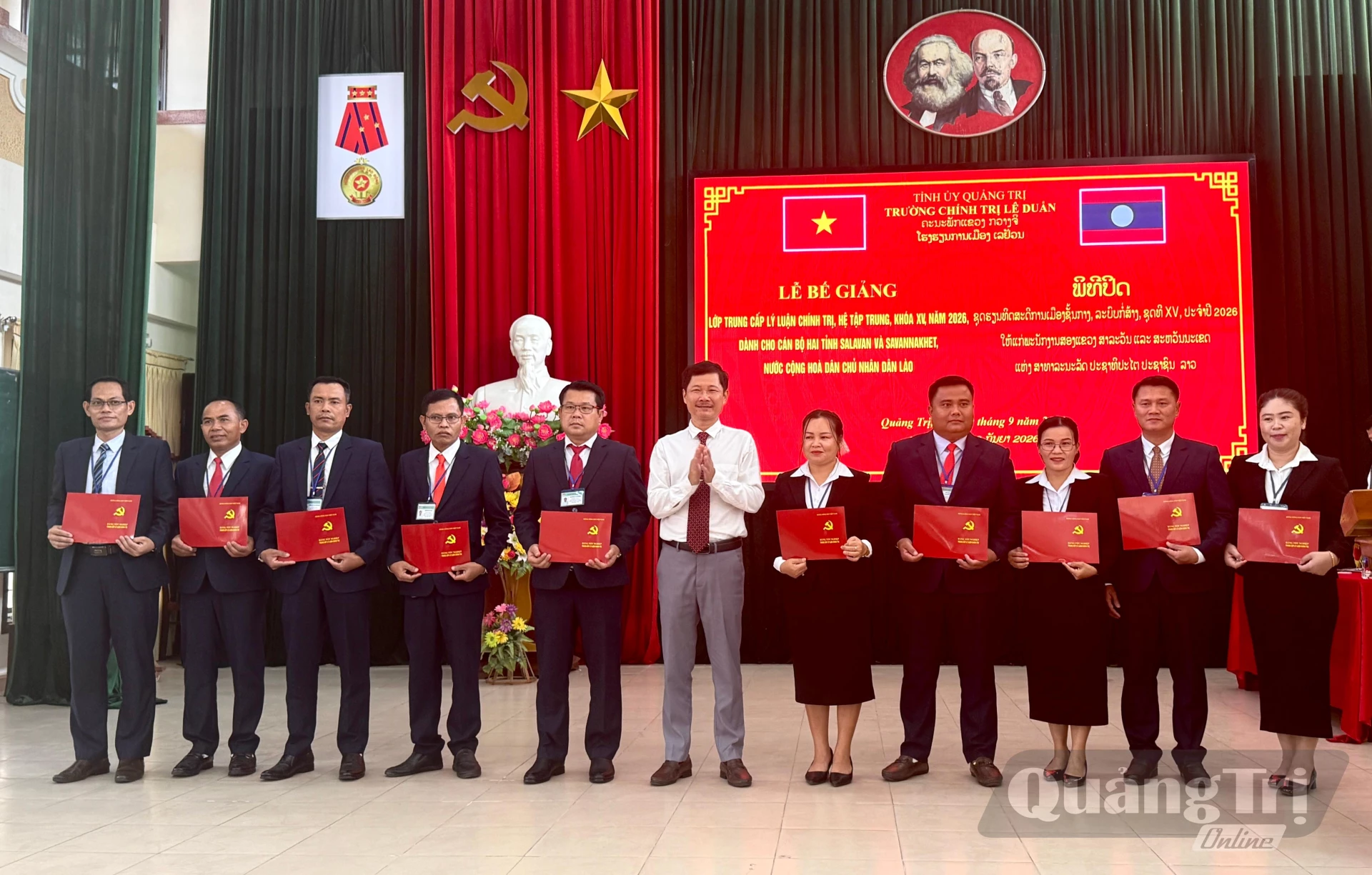 Lãnh đạo Trường Chính trị Lê Duẩn trao bằng chứng nhận cho các học viên - Ảnh: MT