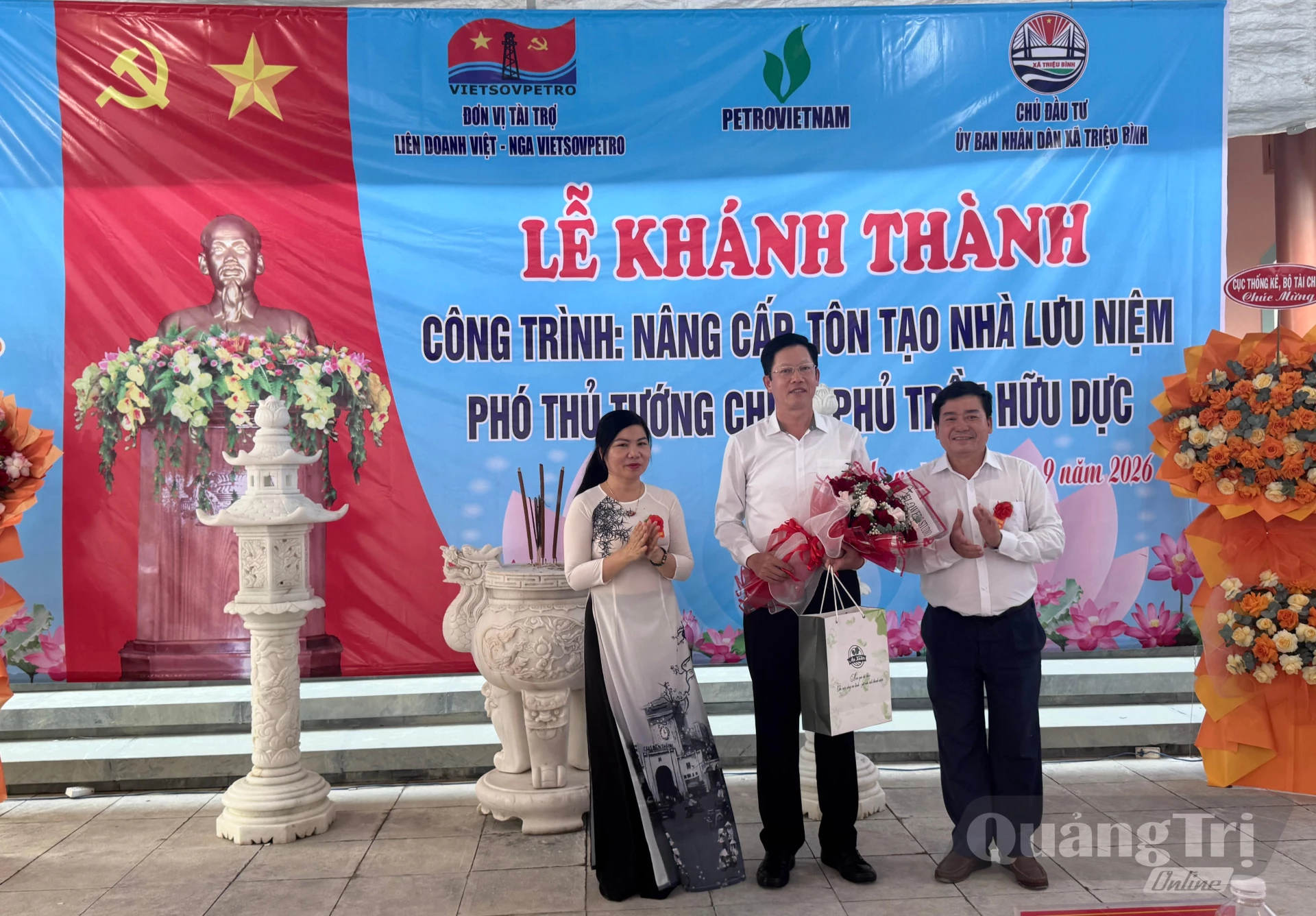 Lãnh đạo xã Triệu Bình tặng hoa cho nhà tài trợ - Ảnh: MT
