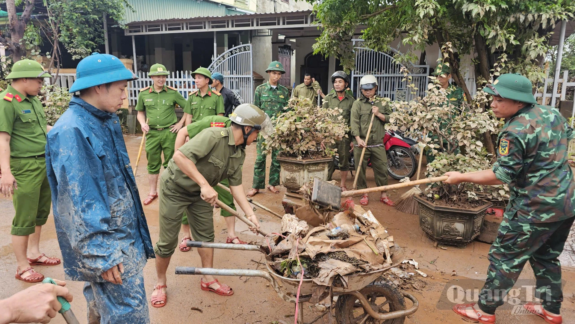 Các lực lượng thu gom rác thải, dọn dẹp bùn đất tại khu dân cư- Ảnh: P.K