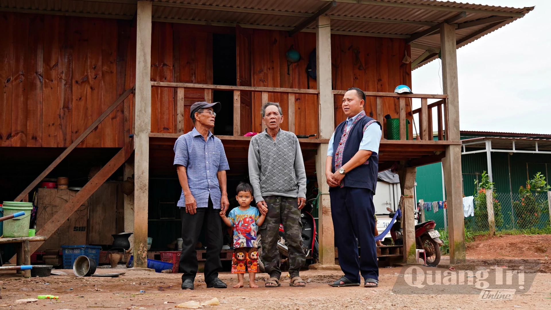 Anh Hồ Văn Nghĩ, người có uy tín thôn Ka Tăng, xã Lao Bảo (bên phải) thường xuyên gần gũi, nắm bắt tâm tư của người dân - Ảnh: L.A
