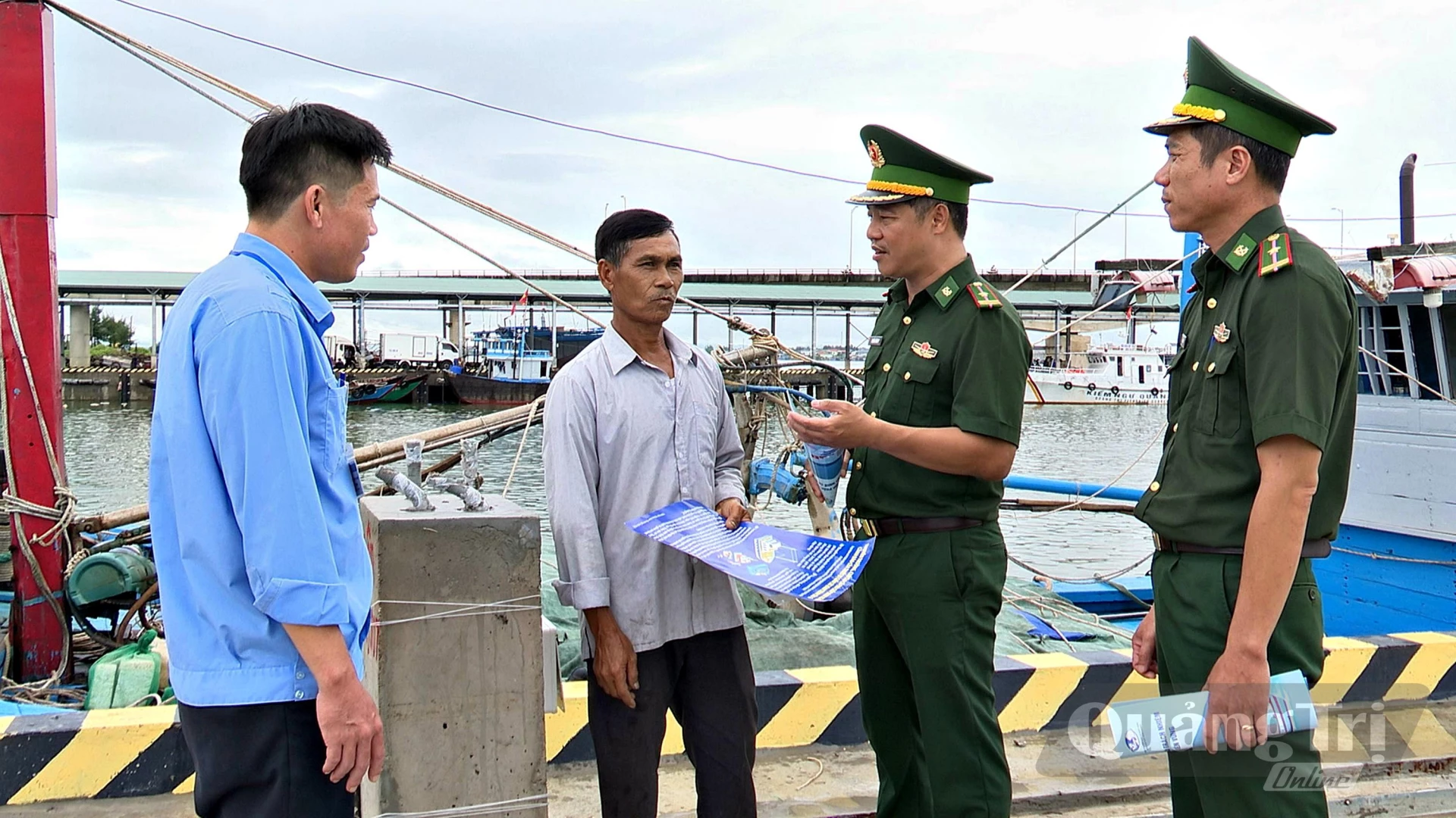 Lực lượng chức năng tuyên truyền, vận động ngư dân chấp hành nghiêm các quy định về chống khai thác IUU tại cảng cá Cửa Việt - Ảnh: L.A