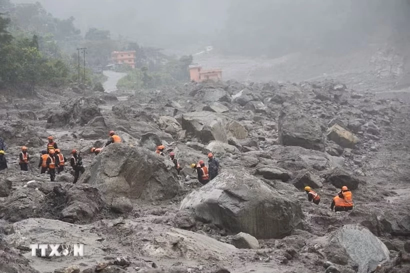 Lực lượng cứu hộ tìm kiếm nạn nhân tại hiện trường lũ quét ở Rasuwa, Nepal. (Ảnh: ANI/TTXVN phát)