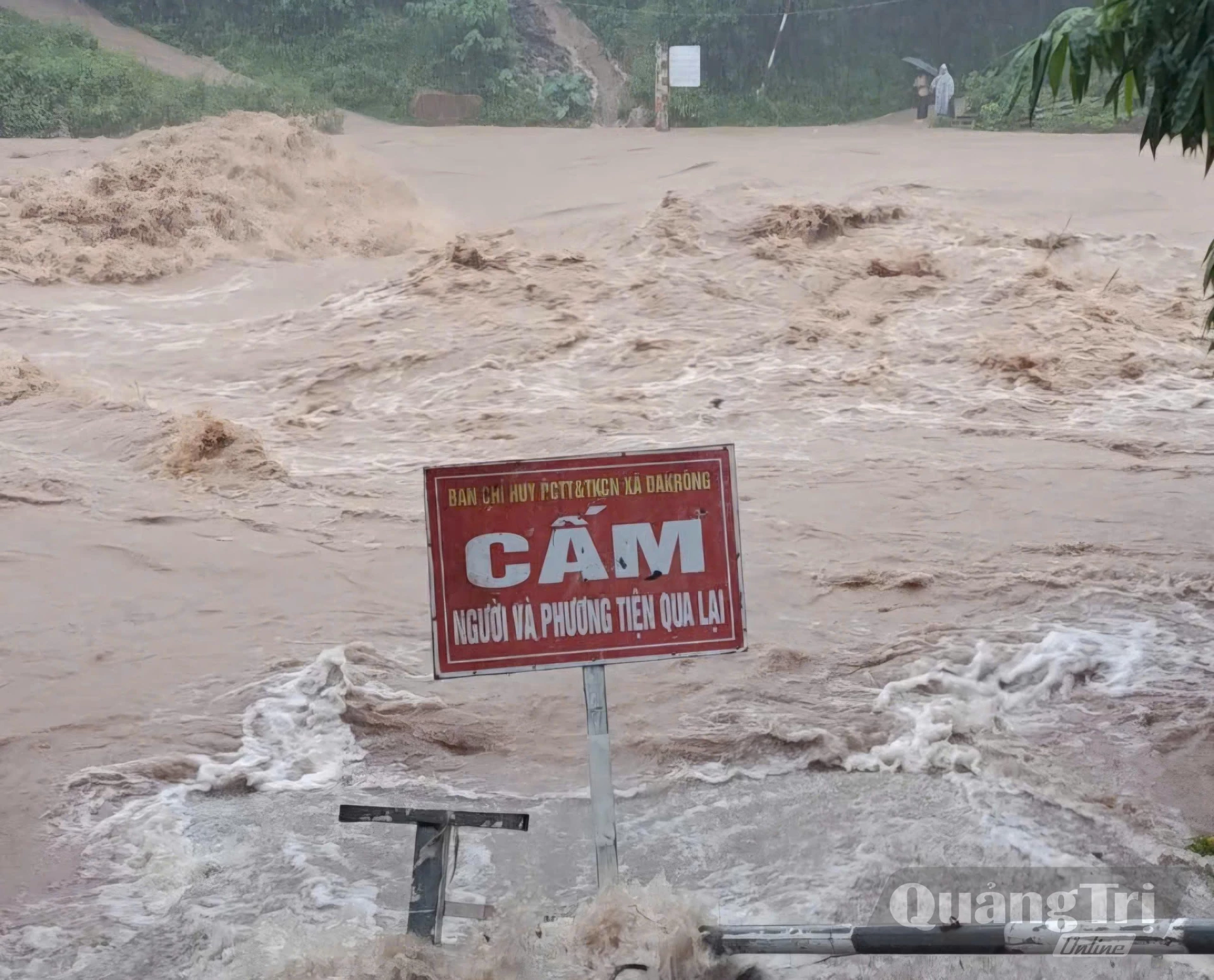Cắm biển cảnh báo nguy hiểm tại các điểm cầu tràn bị ngập do mưa lũ-Ảnh: CYV