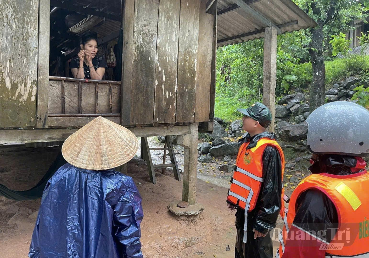 Cán bộ, chiến sĩ Đồn Biên phòng Ba Nang tuyên truyền, nhắc nhở Nhân dân chủ động phòng chống và giảm thiểu thiệt hại do mưa lũ gây ra-Ảnh: CTV