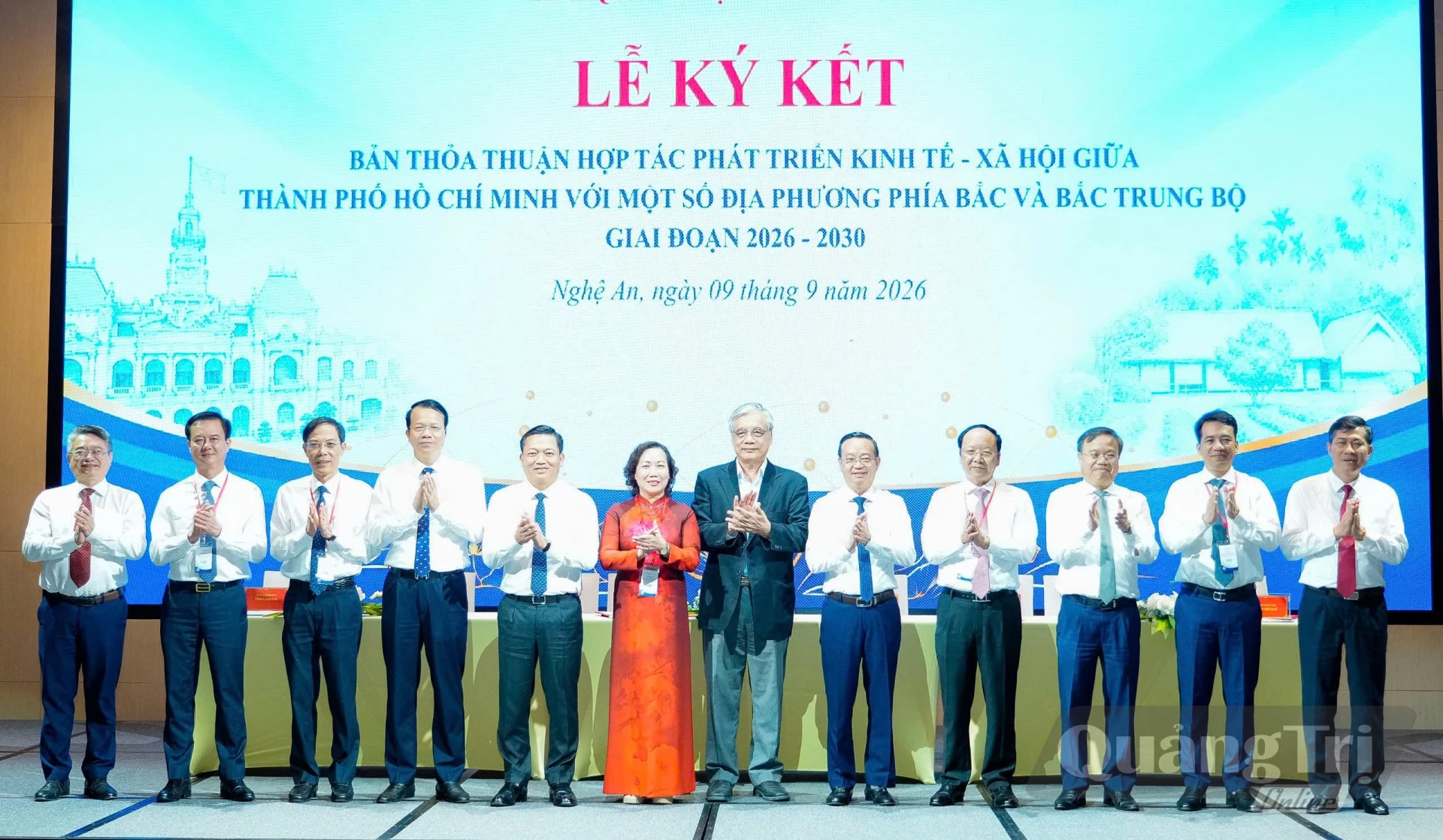 Các đại biểu chụp ảnh lưu niệm - Ảnh: Q.V