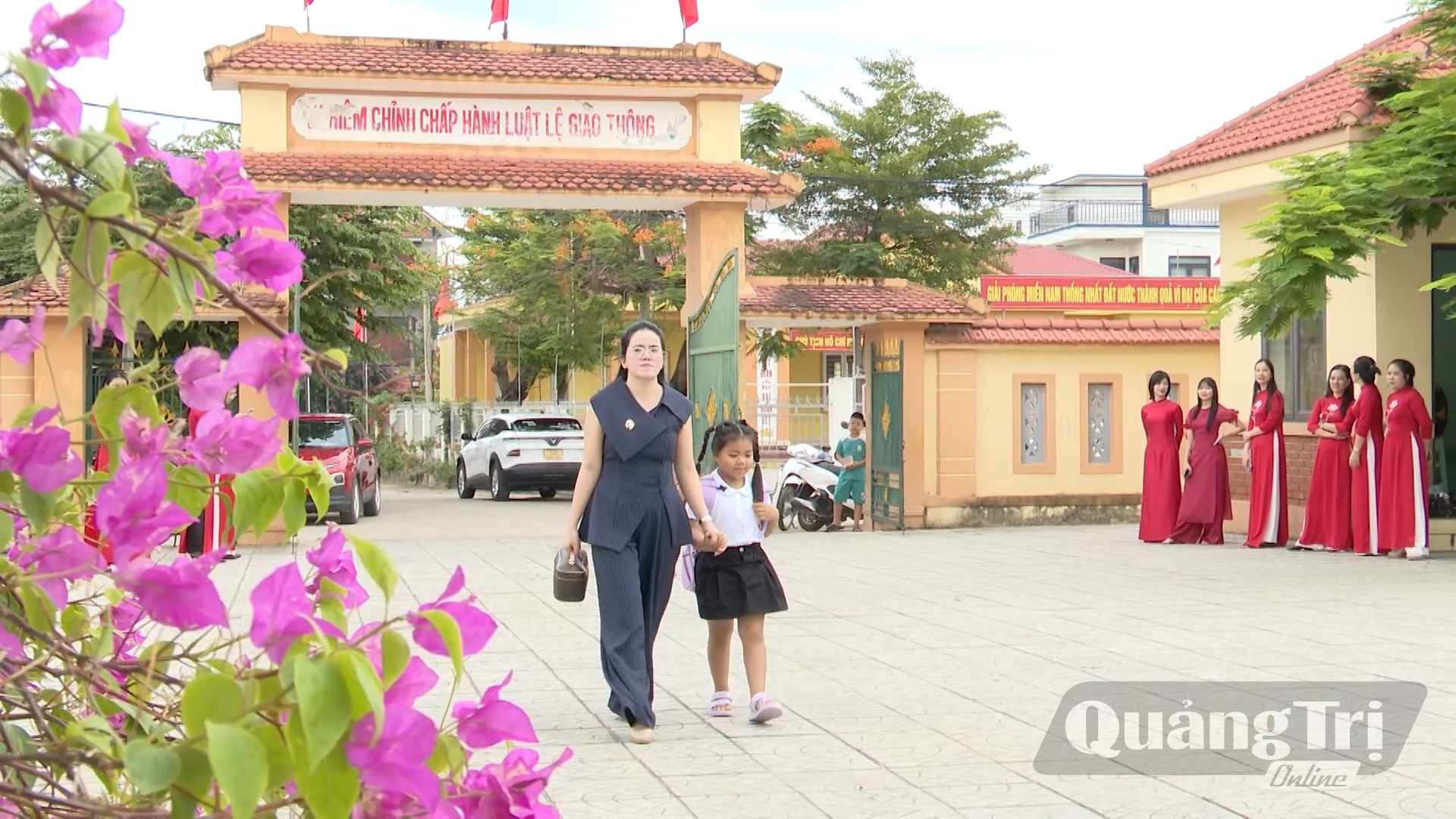 Mẹ dẫn bé Lê Ngọc Bảo Châu tới trường