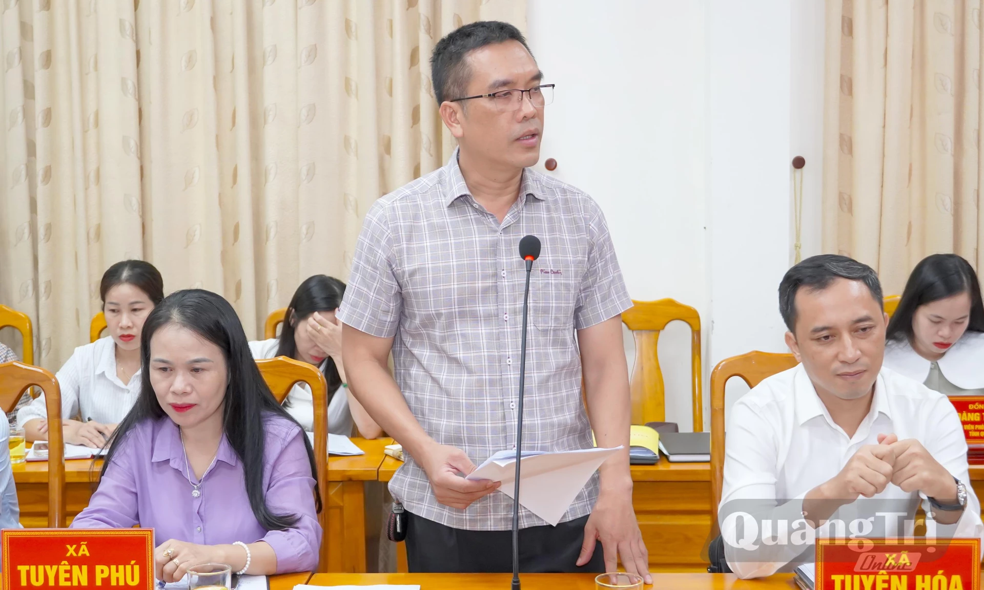 Đại diện lãnh đạo UBND xã Tuyên Hóa báo cáo tại buổi làm việc - Ảnh: N.H