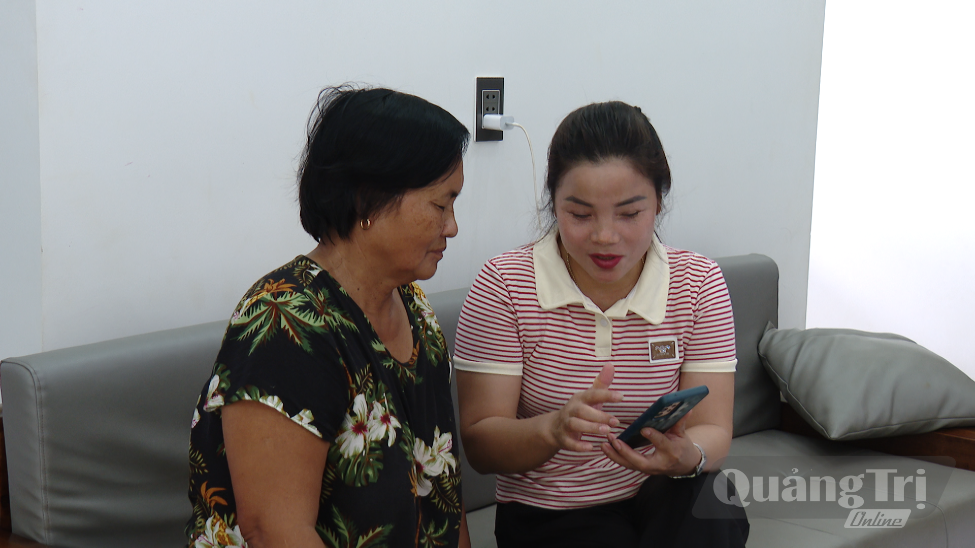 Thành viên mô hình “Chi hội số” và “Gia đình số” hỗ trợ chuyển đổi số cho hội viên phụ nữ - Ảnh: N.D