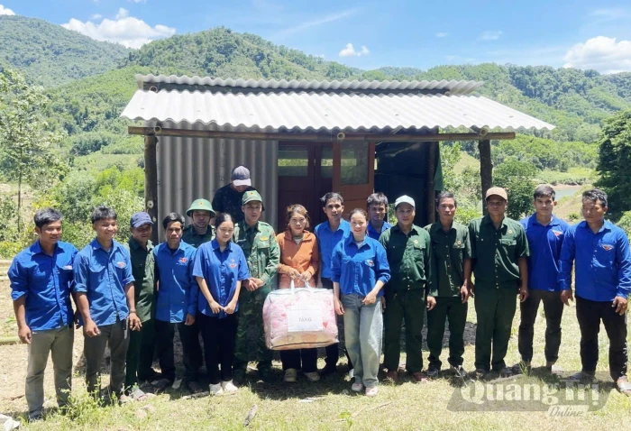 Ấm tình quân dân