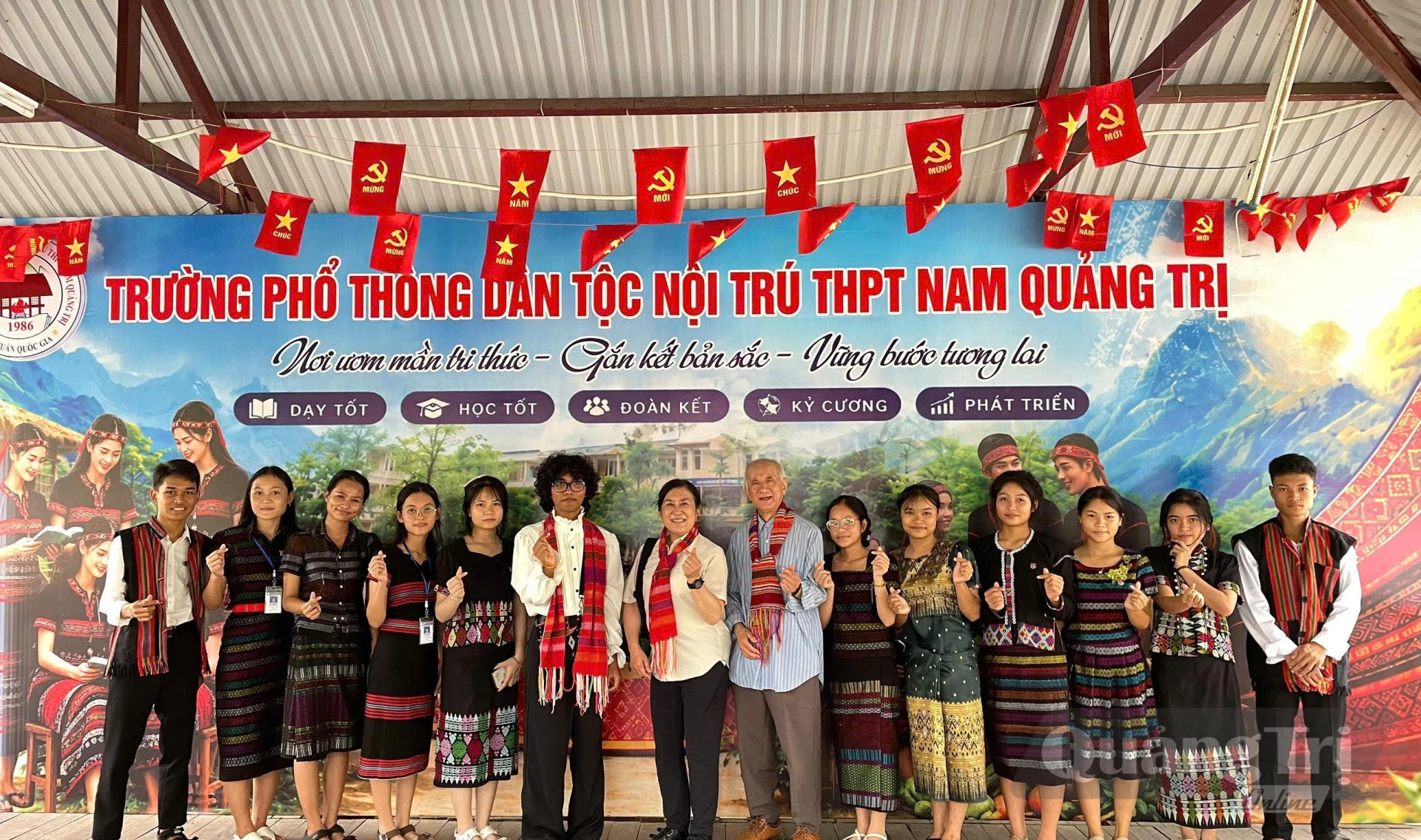 Ka Nụ (áo trắng, đeo kính) cùng thầy cô giáo Trường đại học KYOEI đến thăm Trường Phổ thông dân tộc nội trú THPT Nam Quảng Trị vào đầu tháng 9/2026 - Ảnh: NVCC