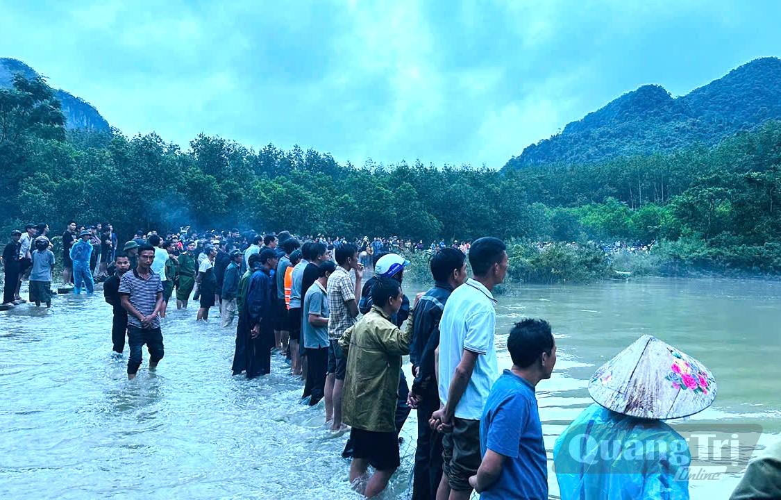 Lực lượng chức năng và người dân xã Phong Nha tập trung tìm kiếm tại khu vực nam sinh bị nước cuốn trôi - Ảnh: T.Đ