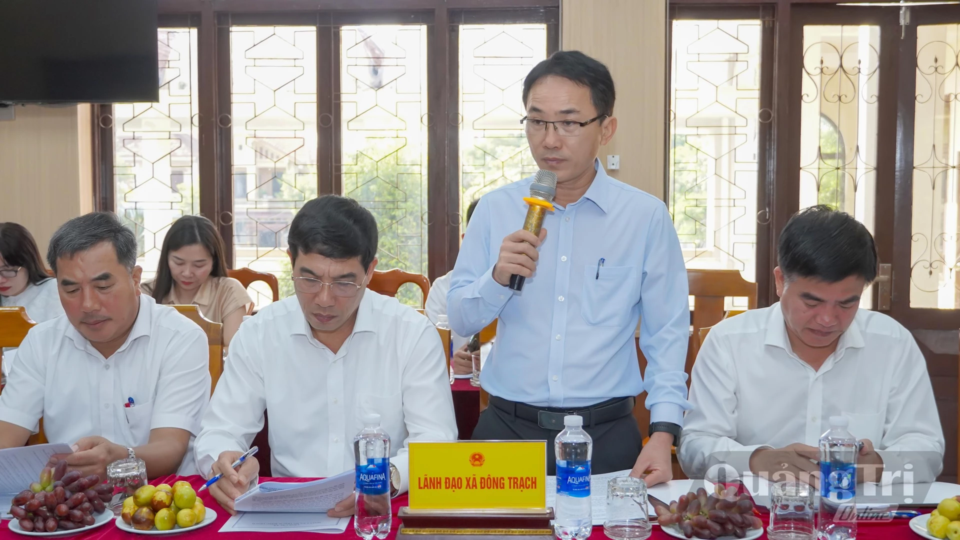 Đại diện lãnh đạo UBND xã Đông Trạch báo cáo tại buổi làm việc - Ảnh: N.H