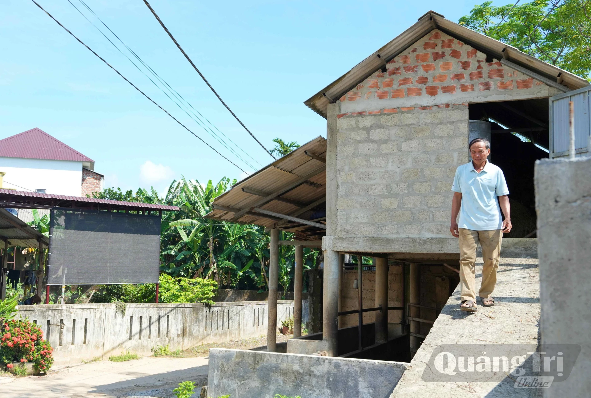 Ông Hồ Văn Phước kiểm tra lại chuồng trại trước mùa mưa bão - Ảnh: Q.H
