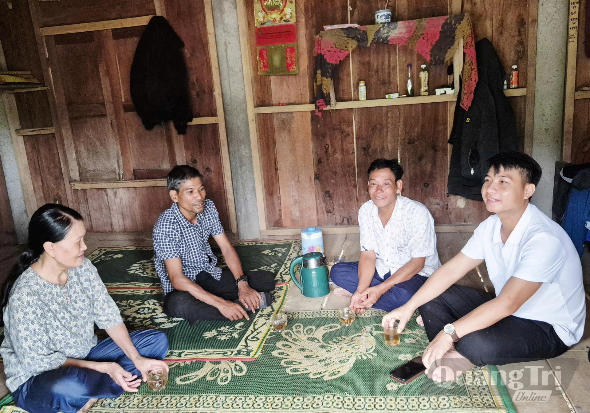 Lãnh đạo thôn Trại Cá trò chuyện, động viên gia đình ông Hồ Văn Thăm - Ảnh: K.S
