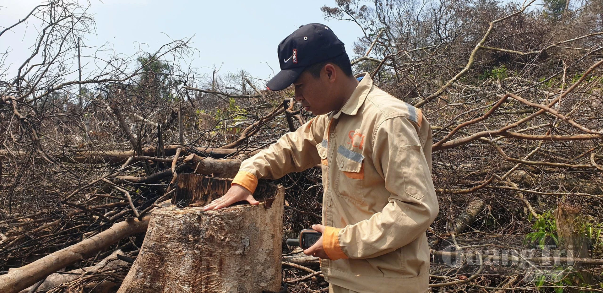 Nhà báo Lâm Hưng Thơ (Báo Lao Động) trong một lần đi tác nghiệp tại hiện trường - Ảnh P.V