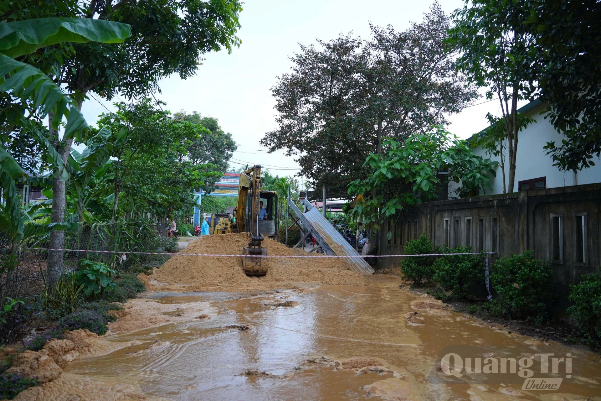 Xã Hiếu Giang huy động máy móc, phương tiện và sử dụng 100m3 cát để lấp đầy hố sụt - Ảnh: N.L
