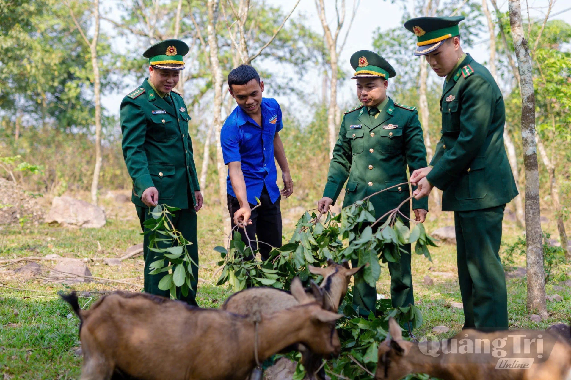 Đại diện Đồn Biên phòng Cửa khẩu quốc tế La Lay đi thăm mô hình “ Dê giống khởi nghiệp” - Ảnh: N.L