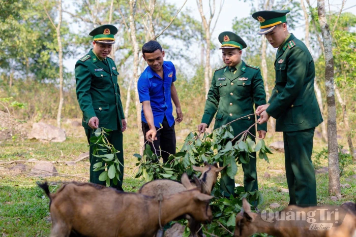 Trao sinh kế cho người dân vùng khó