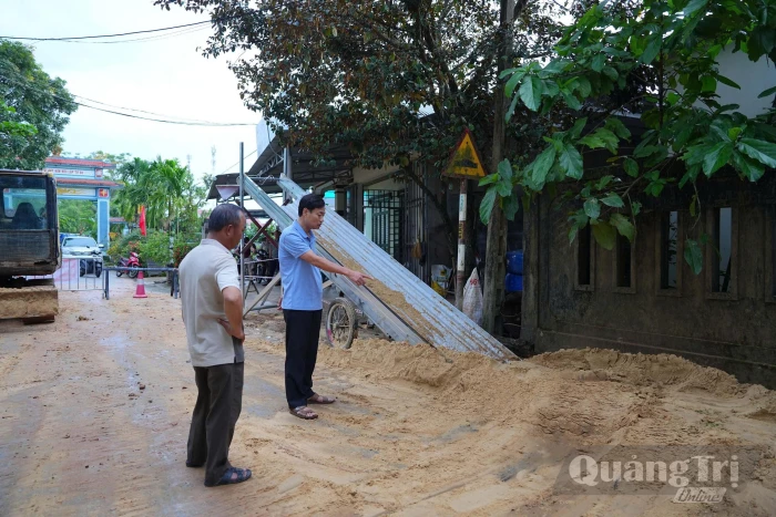 Lấp đầy hố sụt lún tại xã Hiếu Giang hơn bằng 100 mét khối cát