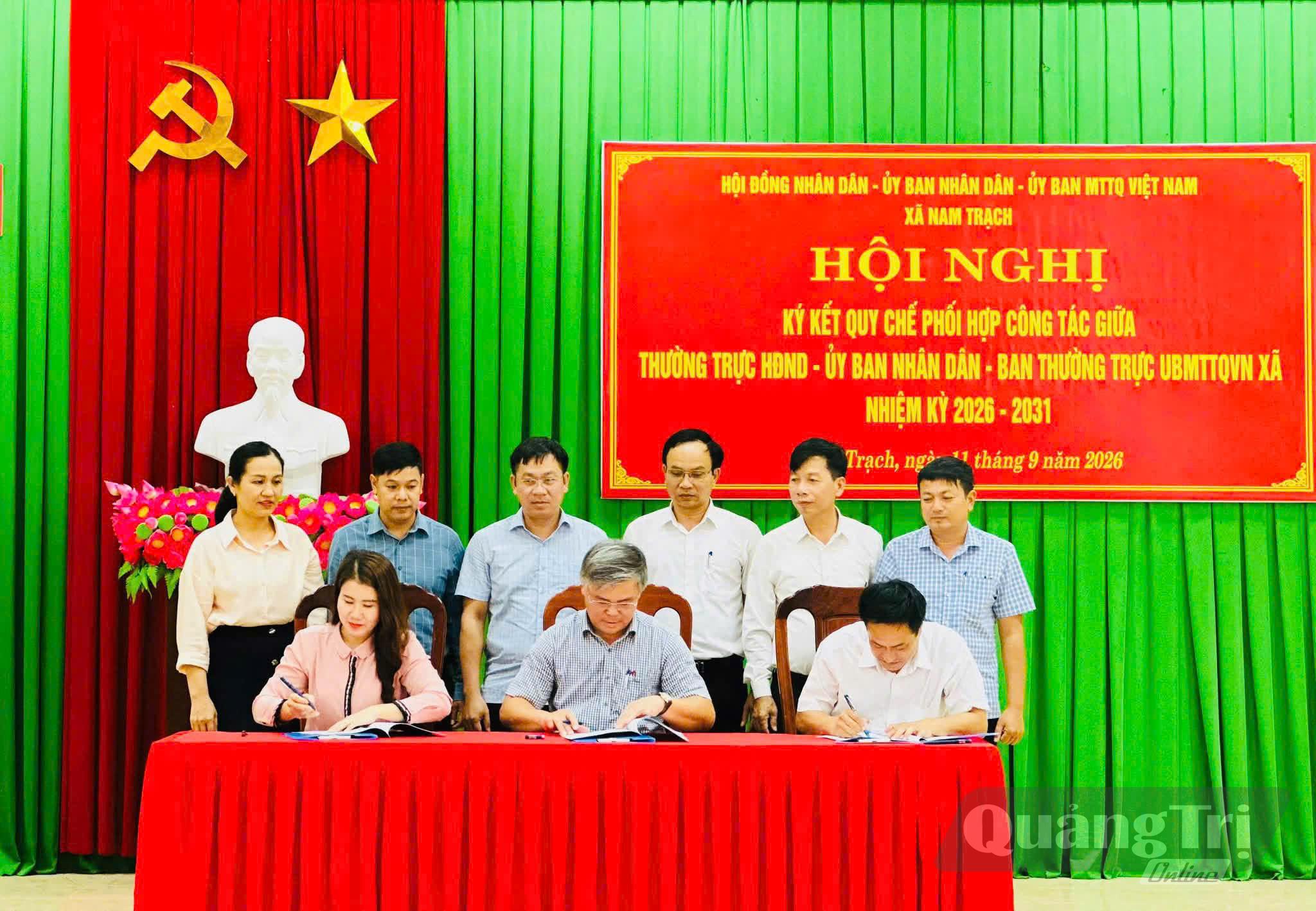 Thường trực HĐND, UBND và Ban Thường trực Ủy ban MTTQVN xã Nam Trạch ký kết quy chế phối hợp công tác, nhiệm kỳ 2026-2031 - Ảnh: P.V