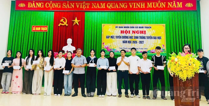 Gặp mặt, tuyên dương học sinh trúng tuyển đại học, năm học 2026-2027