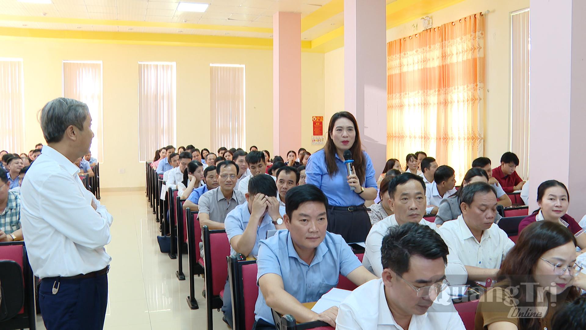Các học viên chia sẻ những khó khăn, vướng mắc trong quá trình thực hiện nhiệm vụ tại địa phương - Ảnh: Thùy Trang