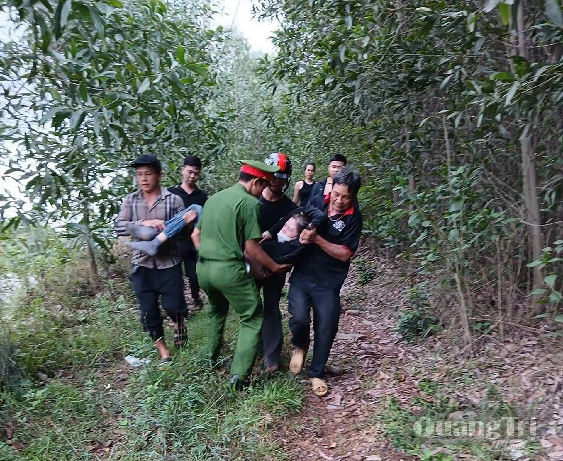 Công an xã Trung Thuần cùng người dân địa phương đưa bà L. đi cấp cứu - Ảnh: Công an xã Trung Thuần