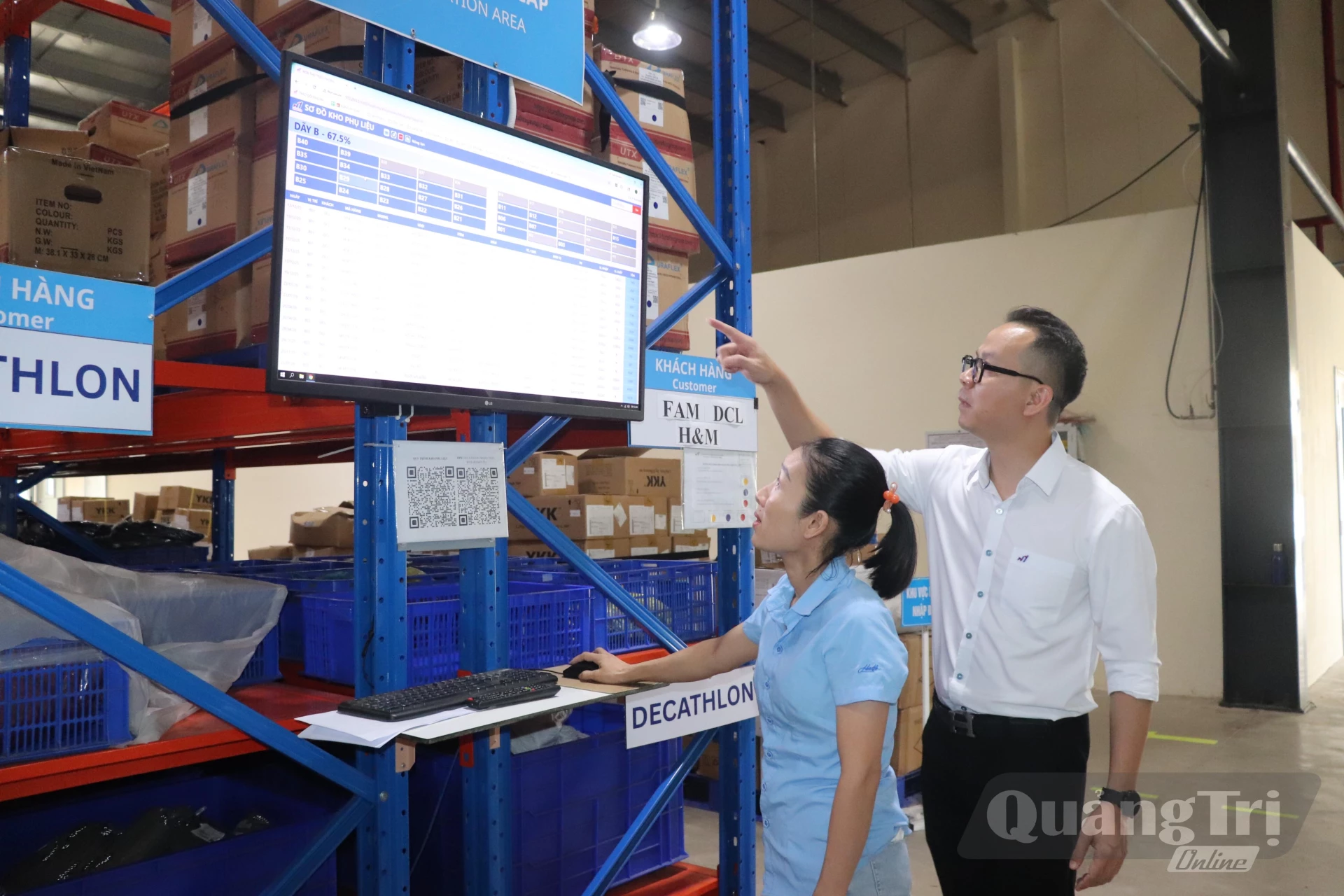 Anh Ngô Thiên Hoàng về tận xưởng hướng dẫn cho người lao động cách sử dụng phần mềm - Ảnh: T.P