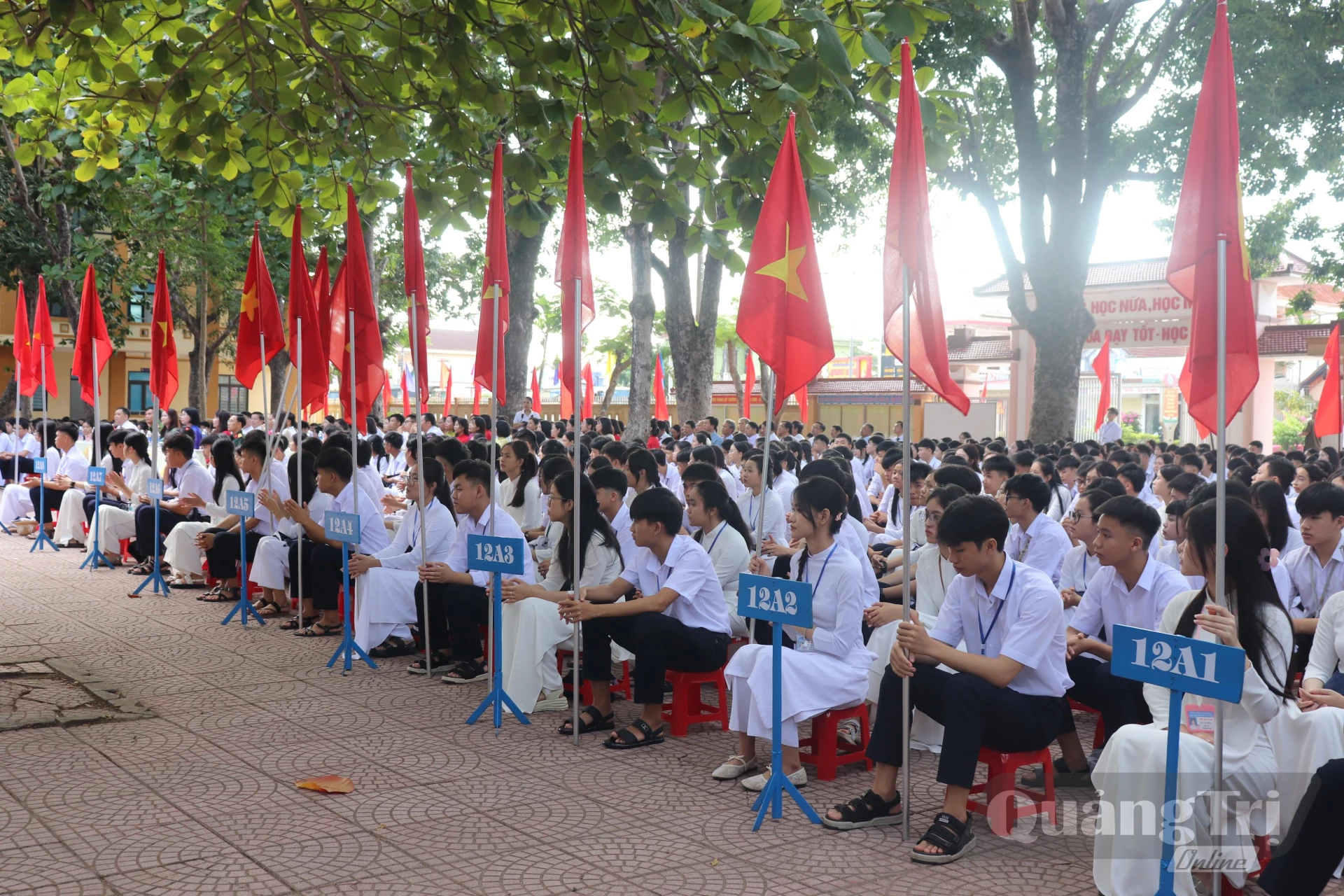 Các em học sinh Trường THPT Cam Lộ đón xem phóng sự - Ảnh: T.P