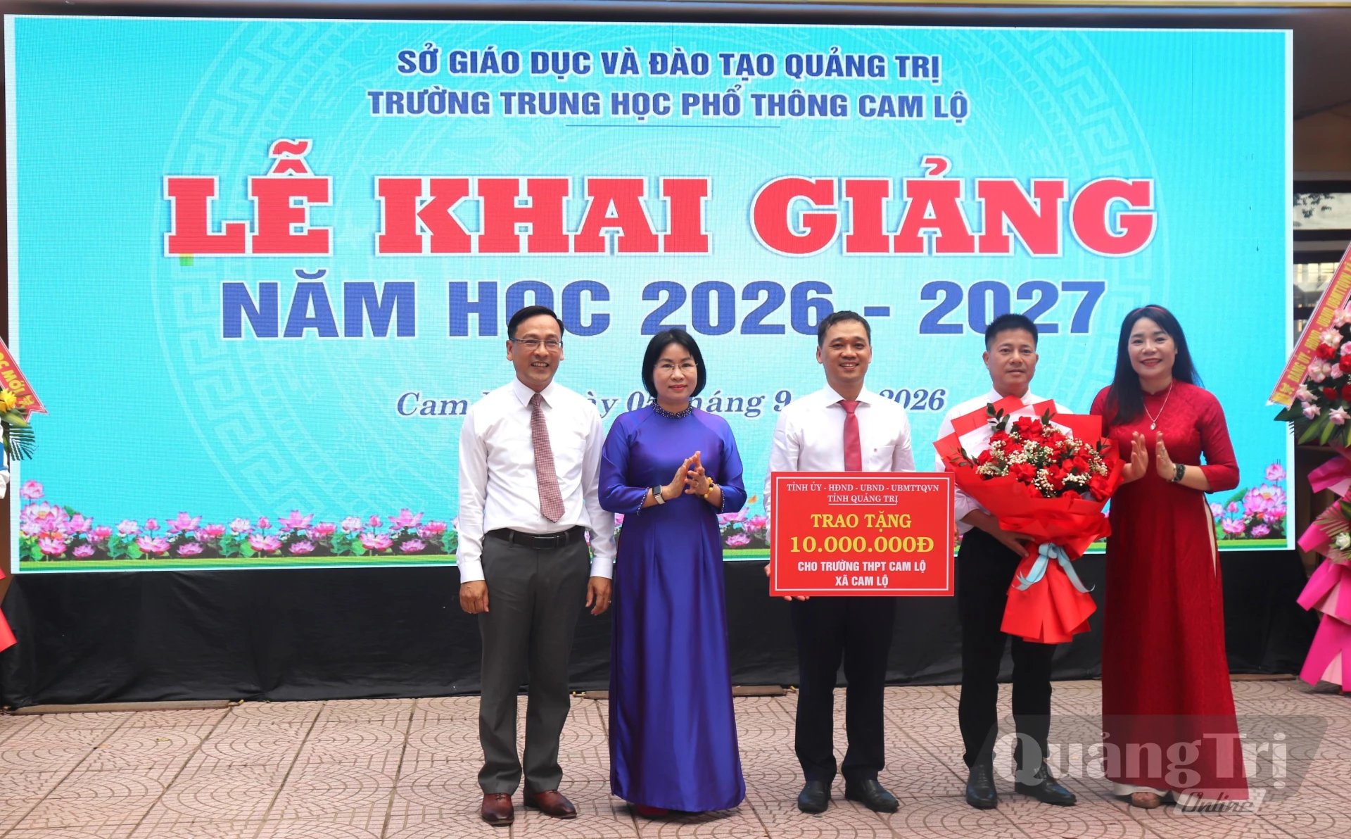 Đồng chí Phạm Thị Minh Huệ, Ủy viên Ban Thường vụ Tỉnh ủy, Chủ nhiệm Ủy ban kiểm tra Tỉnh ủy đã trao tặng món quà động viên thầy và trò Trường THPT Cam Lộ nhân dịp năm học mới - Ảnh: T.P