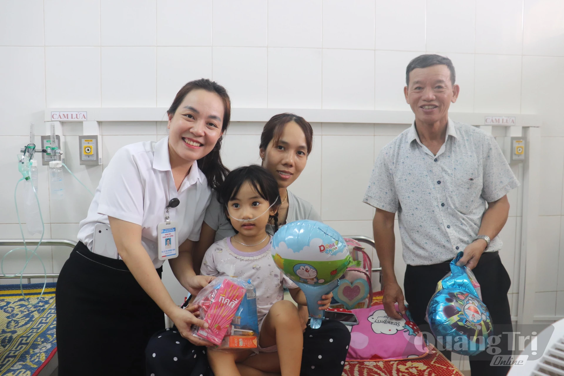 Thành viên Tổ Công tác xã hội, Bệnh viện đa khoa tỉnh và cá nhân hảo tâm trao quà Trung thu cho bệnh nhi - Ảnh: N.P