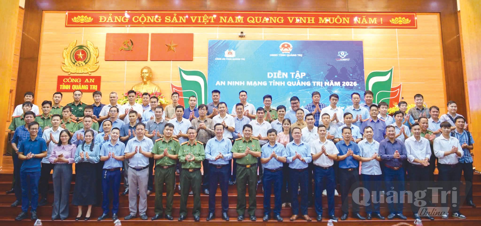 Đại biểu, học viên chụp hình lưu niệm tại lớp diễn tập an ninh mạng tỉnh Quảng Trị năm 2026 do Công an tỉnh tổ chức - Ảnh: NVCC