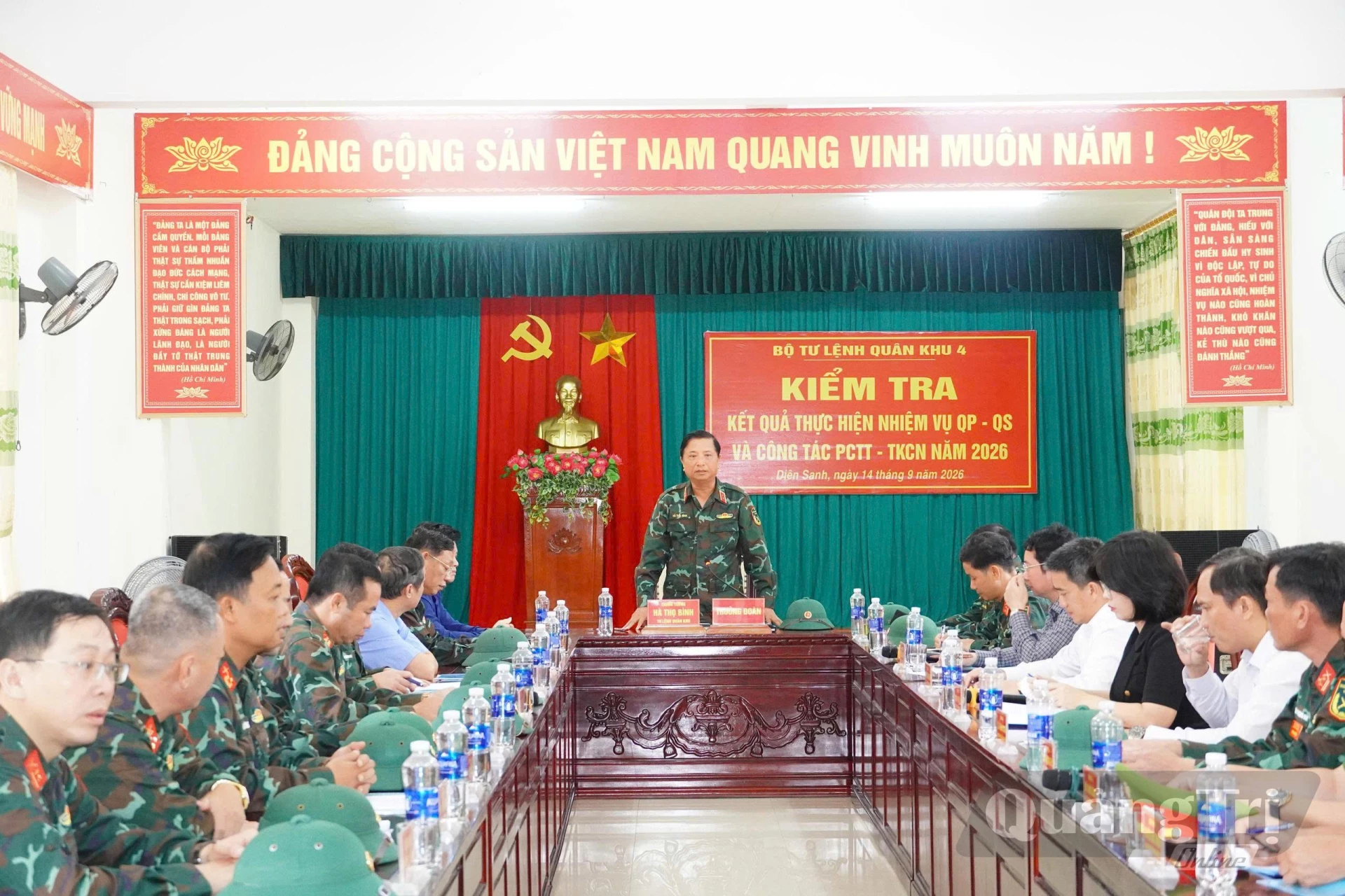 Trung tướng Hà Thọ Bình, Tư lệnh Quân khu 4 chủ trì buổi làm việc kiểm tra công tác phòng, chống thiên tai tại Quảng Trị - Ảnh: T.P