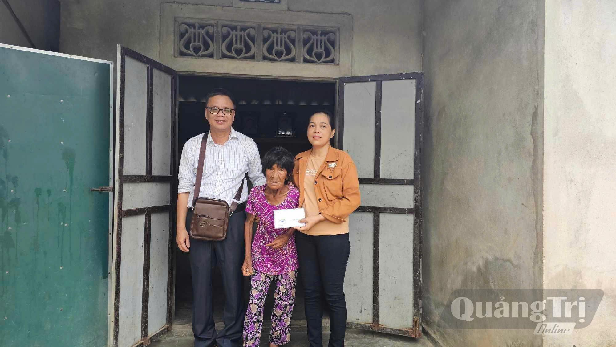 Ông Nguyễn Văn Khoa mang số tiền hỗ trợ của nhà hảo tâm đến với trường hợp có hoàn cảnh khó khăn trên địa bàn - Ảnh: T.P