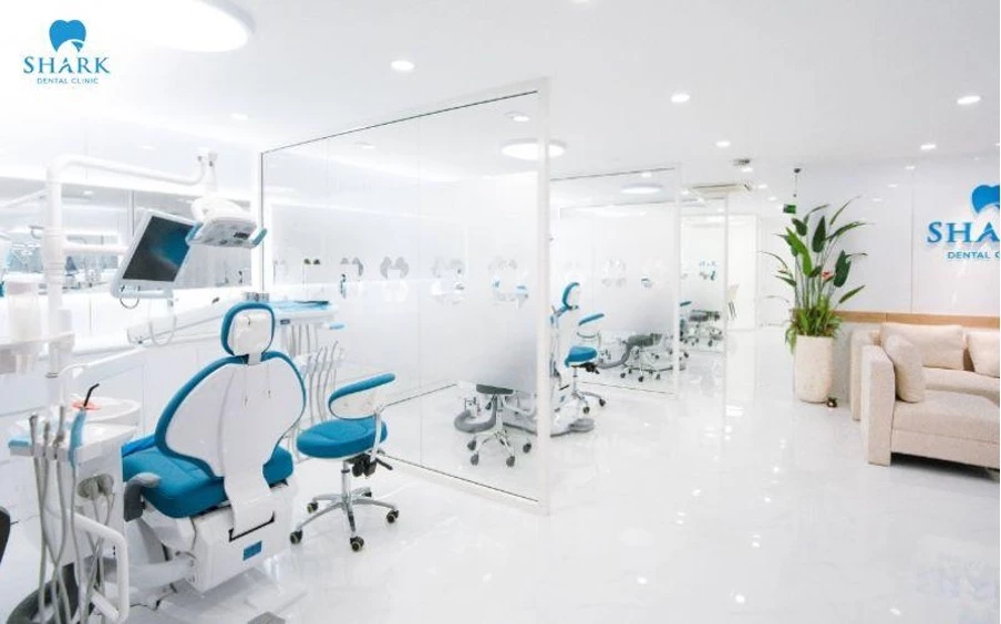 Chính sách hay ưu đãi tại nha khoa thực hiện cũng ảnh hưởng đáng kể đến mức giá niềng răng hô