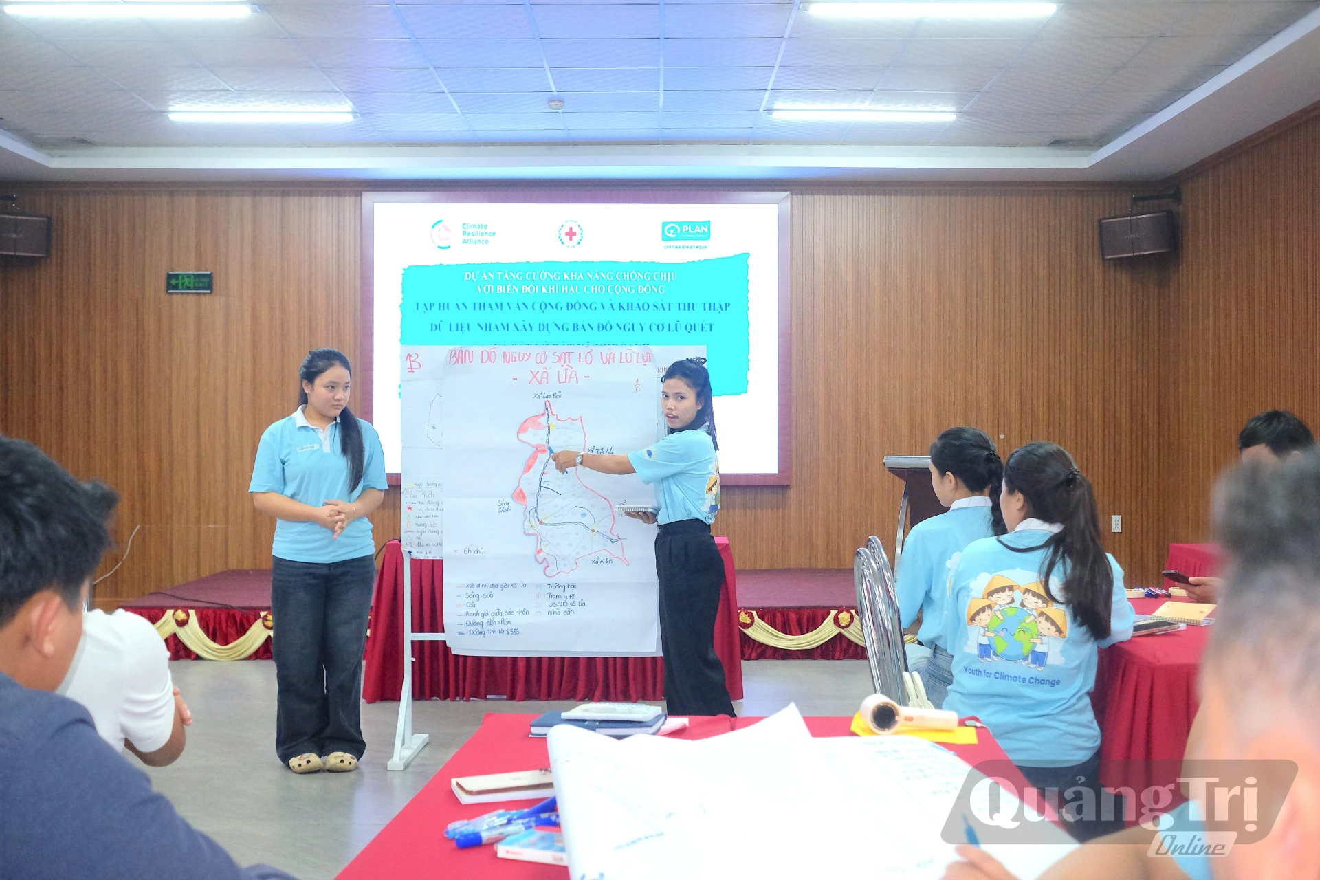 Các học viên tham gia thực hành xác định các khu vực có nguy cơ lũ quét, sạt lở đất trên bản đồ tại lớp tập huấn - Ảnh: Quang Ngọc.