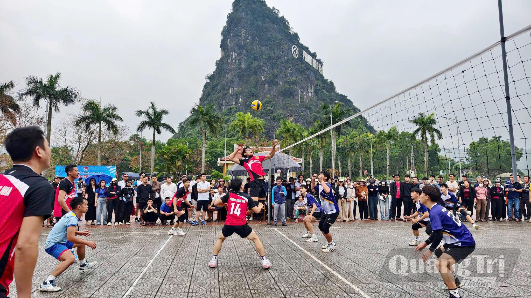 Giải bóng chuyền nam xã Phong Nha năm 2026 thu hút đông đảo các vận động viên tham gia - Ảnh: L.M
