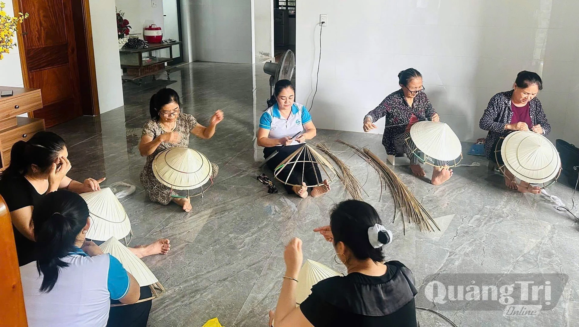 Nghề làm nón lá truyền thống của địa phương được duy trì, phát triển theo hướng thích ứng với thị hiếu người tiêu dùng - Ảnh: N.M