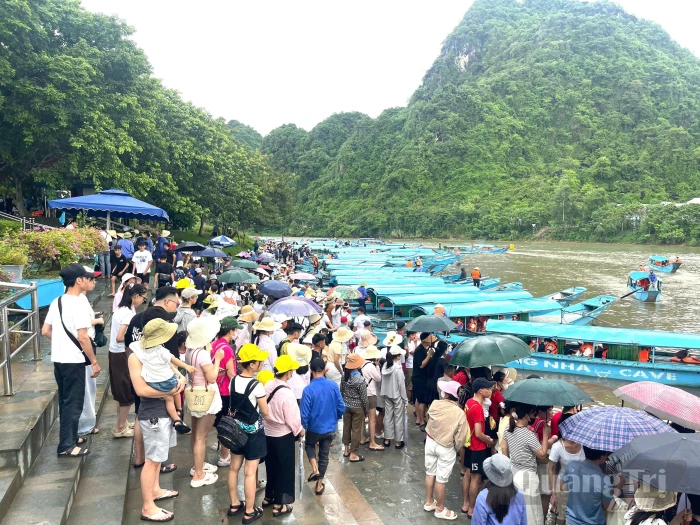 Phong Nha-Kẻ Bàng đón lượng lớn du khách đến khám phá, trải nghiệm