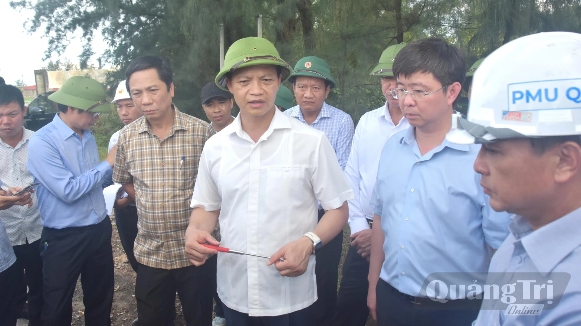 Đồng chí Vương Quốc Tuấn, Bí thư Tỉnh ủy nghe báo cáo tình hình thực hiện Dự án nâng cấp mở rộng Quốc lộ 9 đoạn từ Cảng Cửa Việt đến Quốc lộ 1 - Ảnh: Đ.V