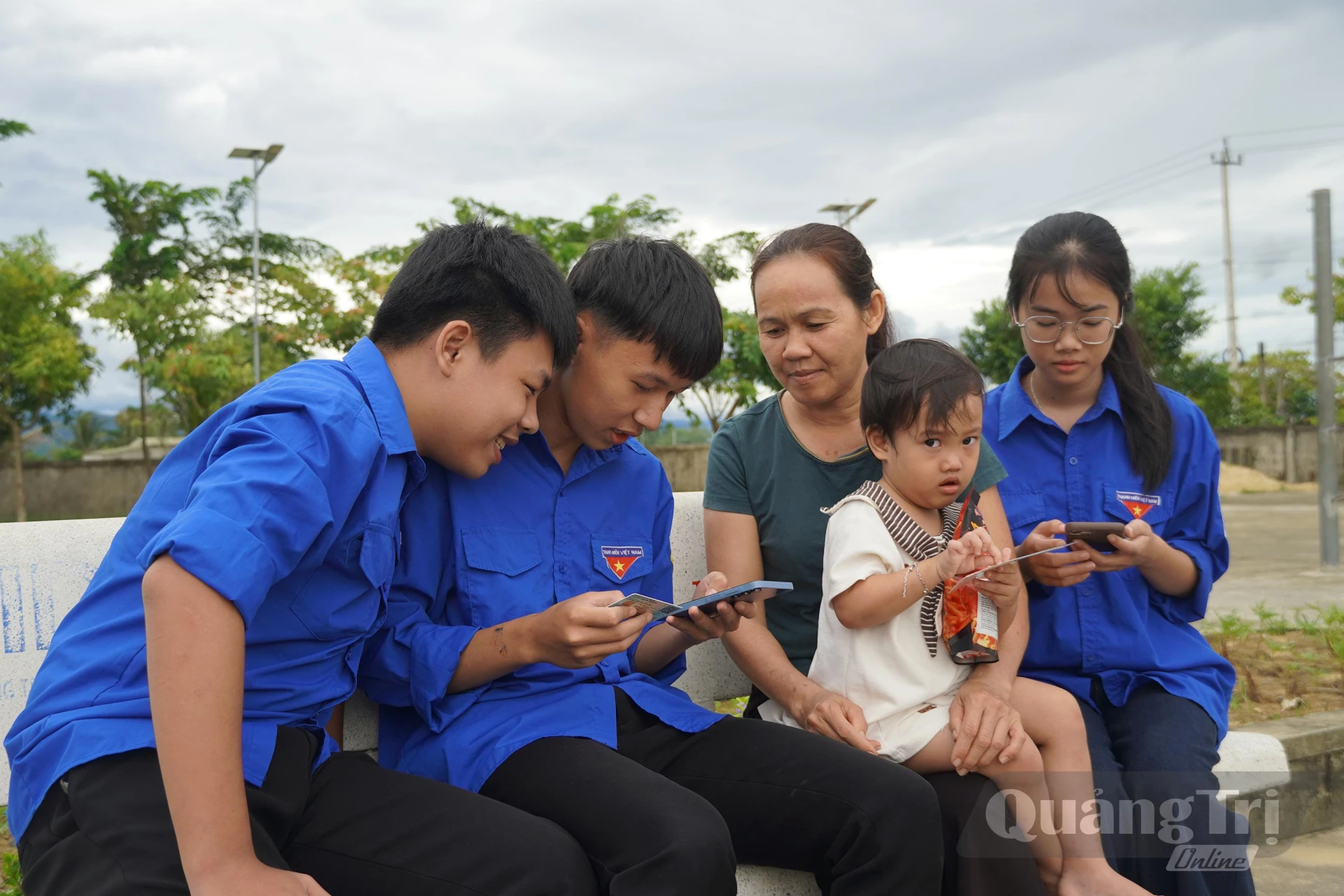 Đoàn viên, thanh niên trên địa bàn xã Quảng Ninh tích cực tham gia Tổ công nghệ số cộng đồng, hướng dẫn người dân thực hiện chuyển đổi số - Ảnh: P.P