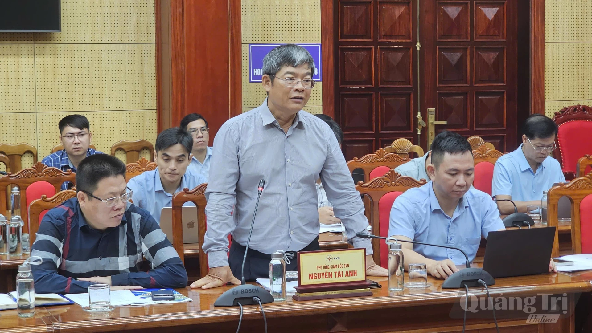 Đồng chí Nguyễn Tài Anh, Phó Tổng Giám đốc EVN báo cáo tiến độ dự án- Ảnh: Phan Khiêm