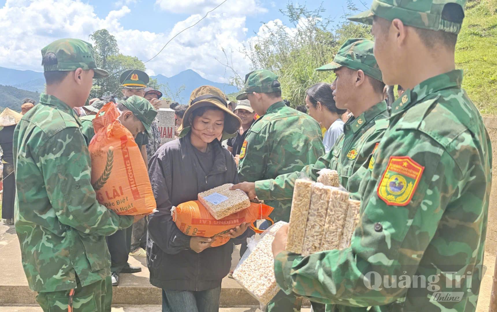 Lực lượng Biên phòng và đoàn thiện nguyện trao gạo, nhu yếu phẩm tận tay người dân vùng biên-Ảnh: K.S