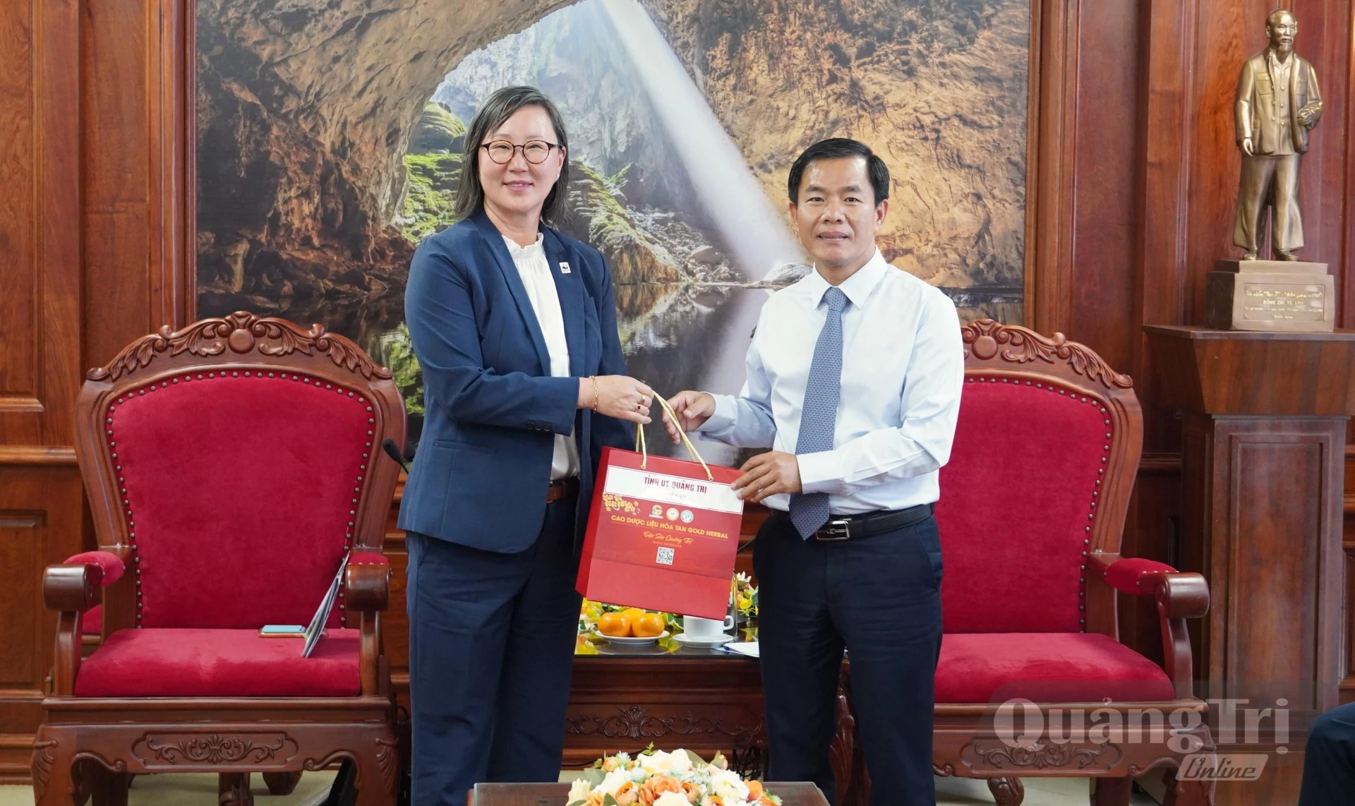 Bà Sang Eun Lee, Giám đốc WWF khu vực Đông Nam Á tặng quà lưu niệm cho đồng chí Nguyễn Văn Phương, Bí thư Tỉnh ủy - Ảnh: Q.V