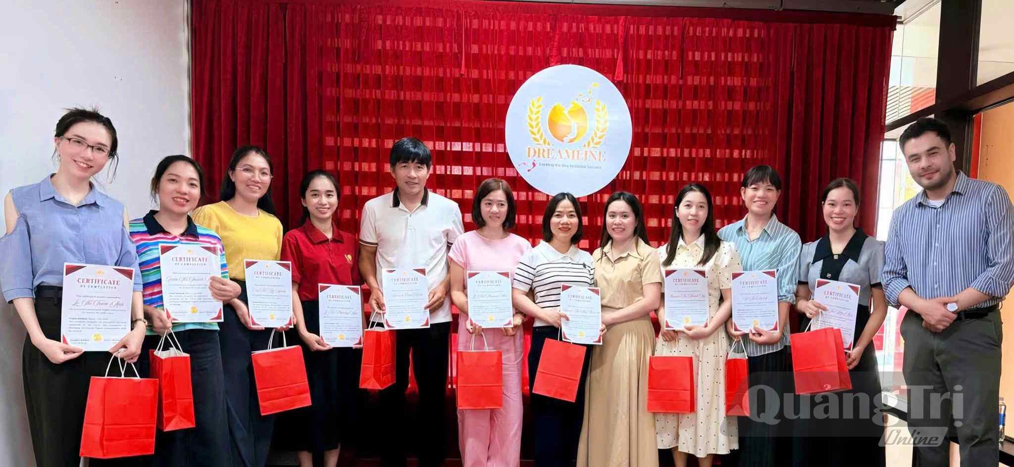 Đại diện đơn vị tổ chức trao chứng chỉ hoàn thành đợt 1 khóa học “Teacher’s Voice” - Ảnh: Q.H