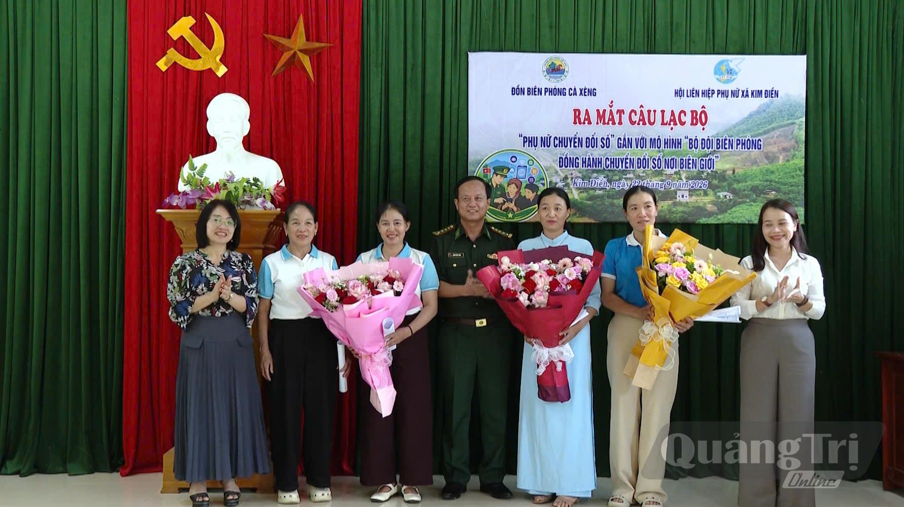 Ra mắt câu lạc bộ “Phụ nữ chuyển đổi số” gắn với mô hình “Bộ đội Biên phòng đồng hành với chuyển đổi số nơi biên giới” - Ảnh: Thùy Trang