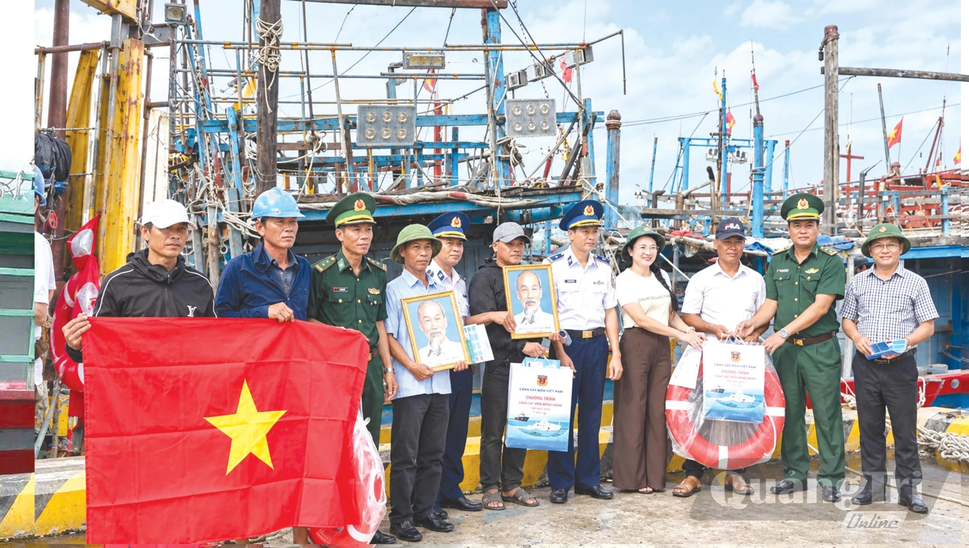 Lực lượng chức năng tuyên truyền phòng chống khai thác IUU và tặng quà cho ngư dân - Ảnh: N.M