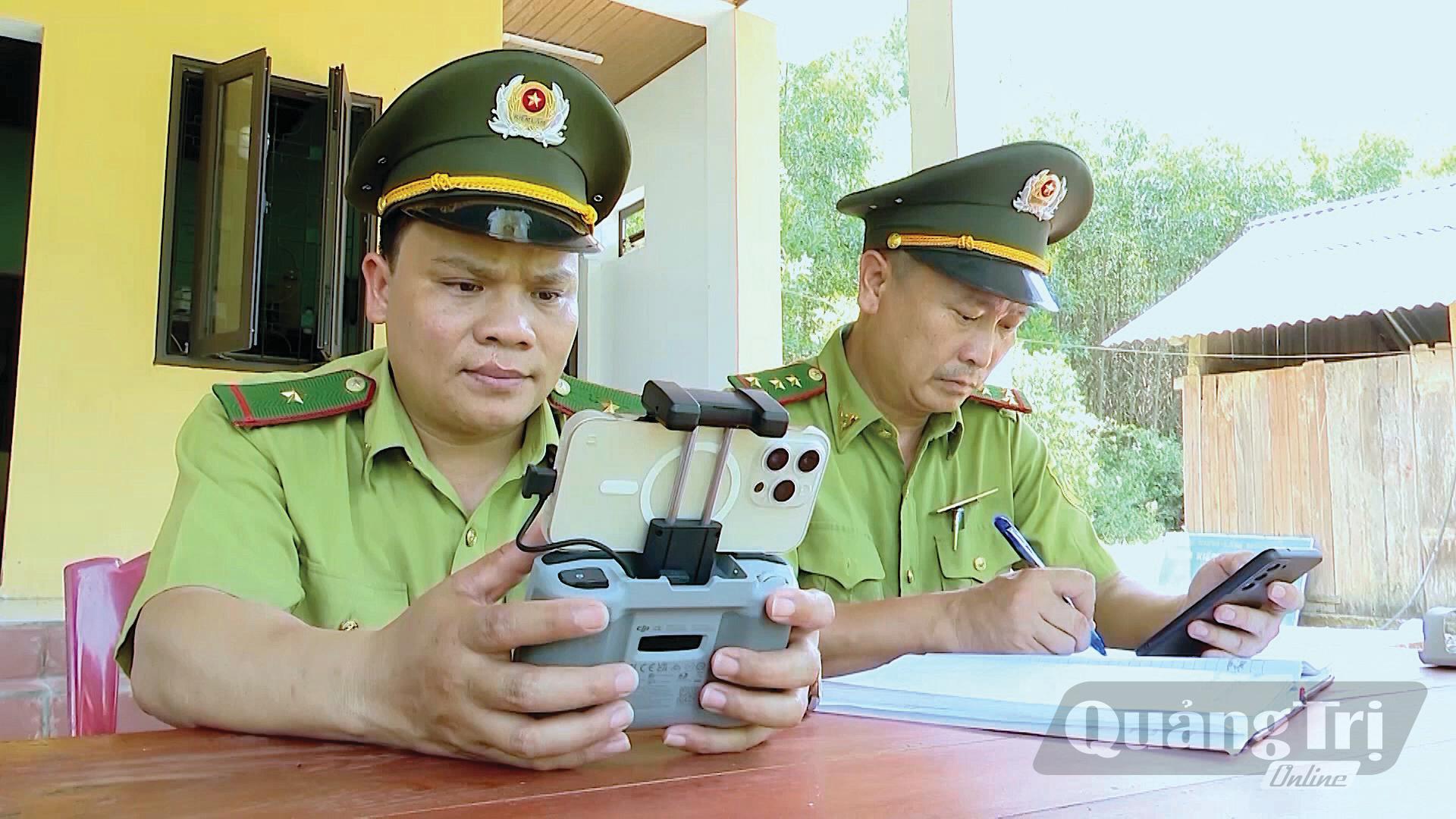 Lực lượng kiểm lâm sử dụng thiết bị số trong theo dõi, ghi nhận thông tin phục vụ quản lý, bảo vệ rừng - Ảnh: Q.N