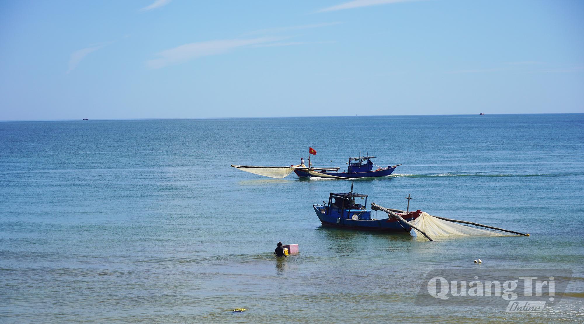 Tàu đánh bắt ruốc của ngư dân Bảo Ninh đang đánh bắt trên biển-Ảnh:P.P